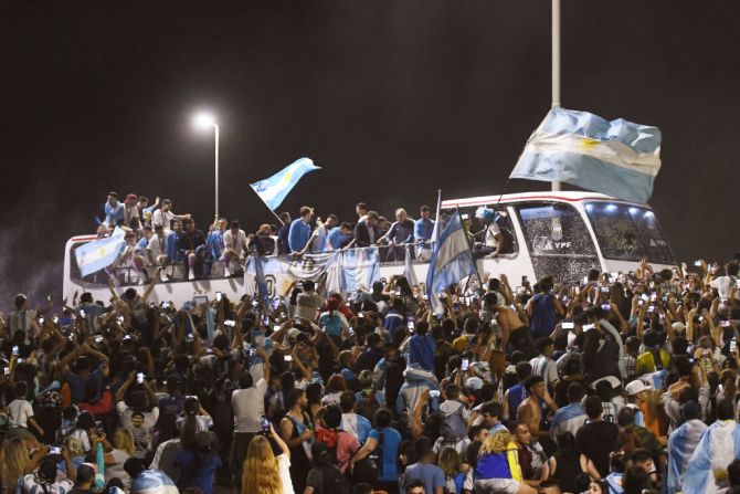 Los jugadores de Argentina celebran tras su llegada a Argentina después de ganar la Copa Mundial de la FIFA Qatar 2022, el 20 de diciembre de 2022 en Buenos Aires, Argentina.