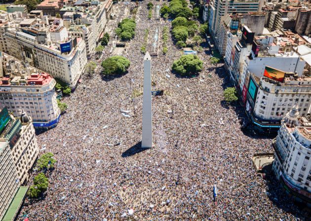 Vista aérea de los aficionados de Argentina reunidos en el Obelisco mientras esperan el desfile de la victoria de la selección nacional masculina de fútbol de Argentina después de ganar la Copa Mundial de la FIFA Qatar 2022 el 20 de diciembre de 2022 en Buenos Aires, Argentina.