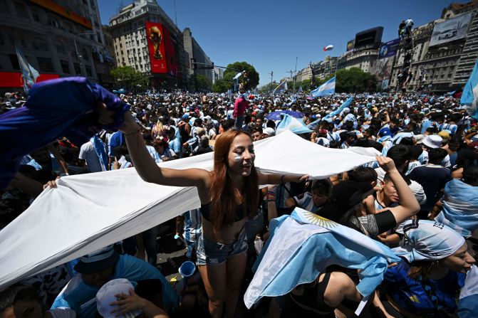 Seguidores de Argentina esperan que el autobús con los jugadores de Argentina pase por el Obelisco para celebrar después de ganar el torneo de la Copa Mundial Qatar 2022 en Buenos Aires el 20 de diciembre de 2022.