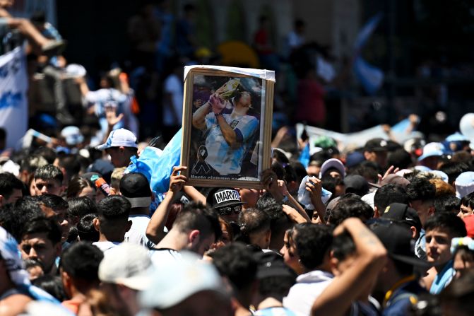 Congregación de miles de personas para recibir a la selección argentina tras ganar la Copa del Mundo 2022, en Qatar.