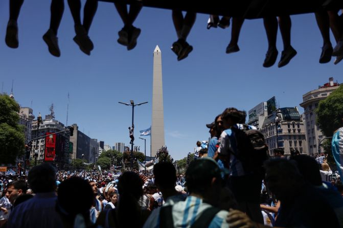 Argentinos esperan en el Obelisco al autobús con los jugadores de Argentina tras el triunfo de la Copa Mundial de Qatar 2022.