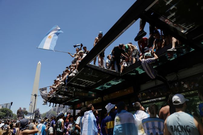 Festejos en el Obelisco tras el triunfo de Argentina en la Copa del Mundo, este martes 20 de diciembre.