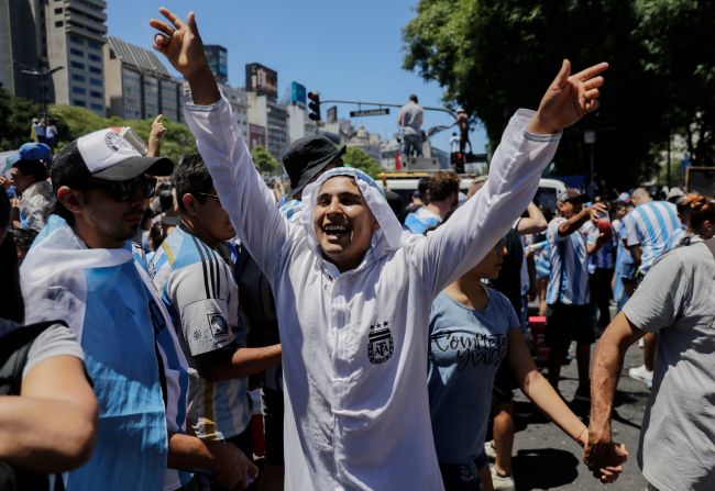 Seguidores de Argentina esperan a la selección para los festejos tras el triunfo de la Copa del Mundo.