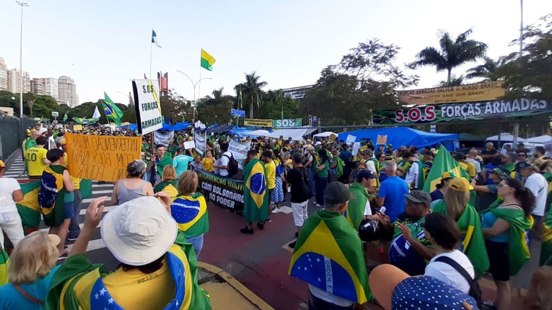 Simpatizantes de Bolsonaro son fotografiados en un campamento frente a un cuartel del Ejército en Sao Paulo, Brasil. Crédito: Marcia Reverdosa/CNN