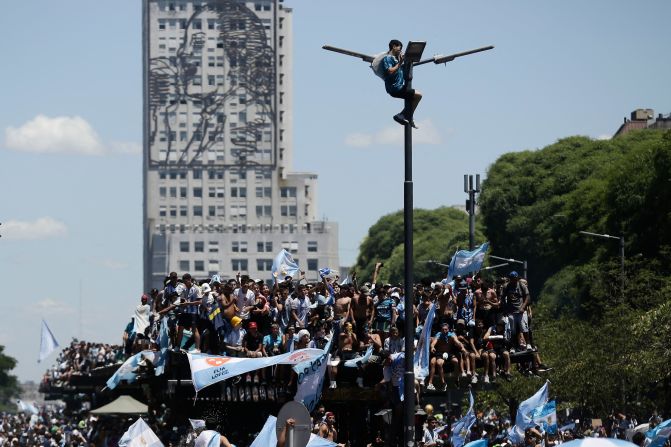 Festejos en el centro de la ciudad de Buenos Aires mientras se espera al autobús de los jugadores de la selección para celebrar el triunfo en la Copa del Mundo de Qatar 2022.