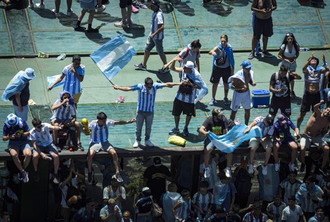 Aficionados argentinos este martes, en la bienvenida a Lionel Messi y la selección nacional a Argentina tras la victoria de la Copa del Mundo de Qatar 2022.