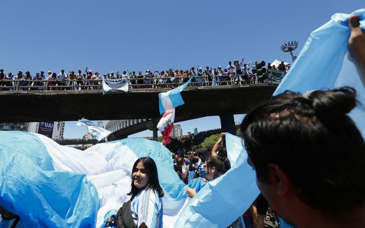 Seguidores de la selección argentina esperan al grupo en masa en las calles de Buenos Aires tras su victoria en el Mundial de Qatar 2022
