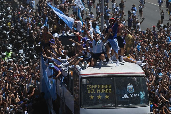 Los jugadores de la selección argentina son recibidos por el público en Argentina tras ganar la Copa del Mundo en Qatar 2022.