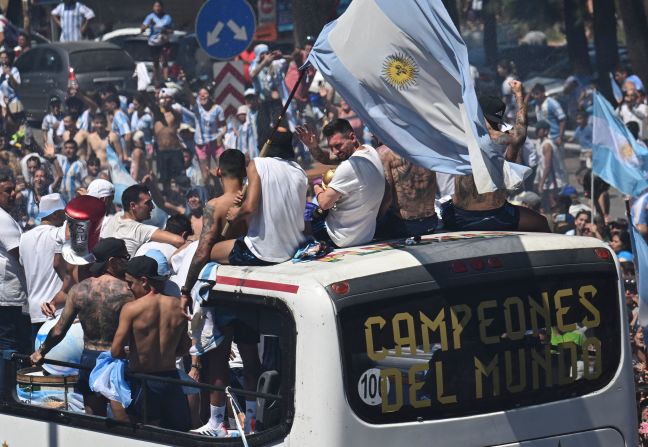Los jugadores de la selección argentina son recibidos por una marea de gente para celebrar la victoria en la Copa del Mundo.