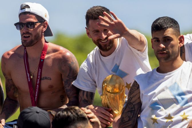 Messi con la copa del mundo durante los festejos en Argentina por la victoria en el Mundial de Qatar 2022.