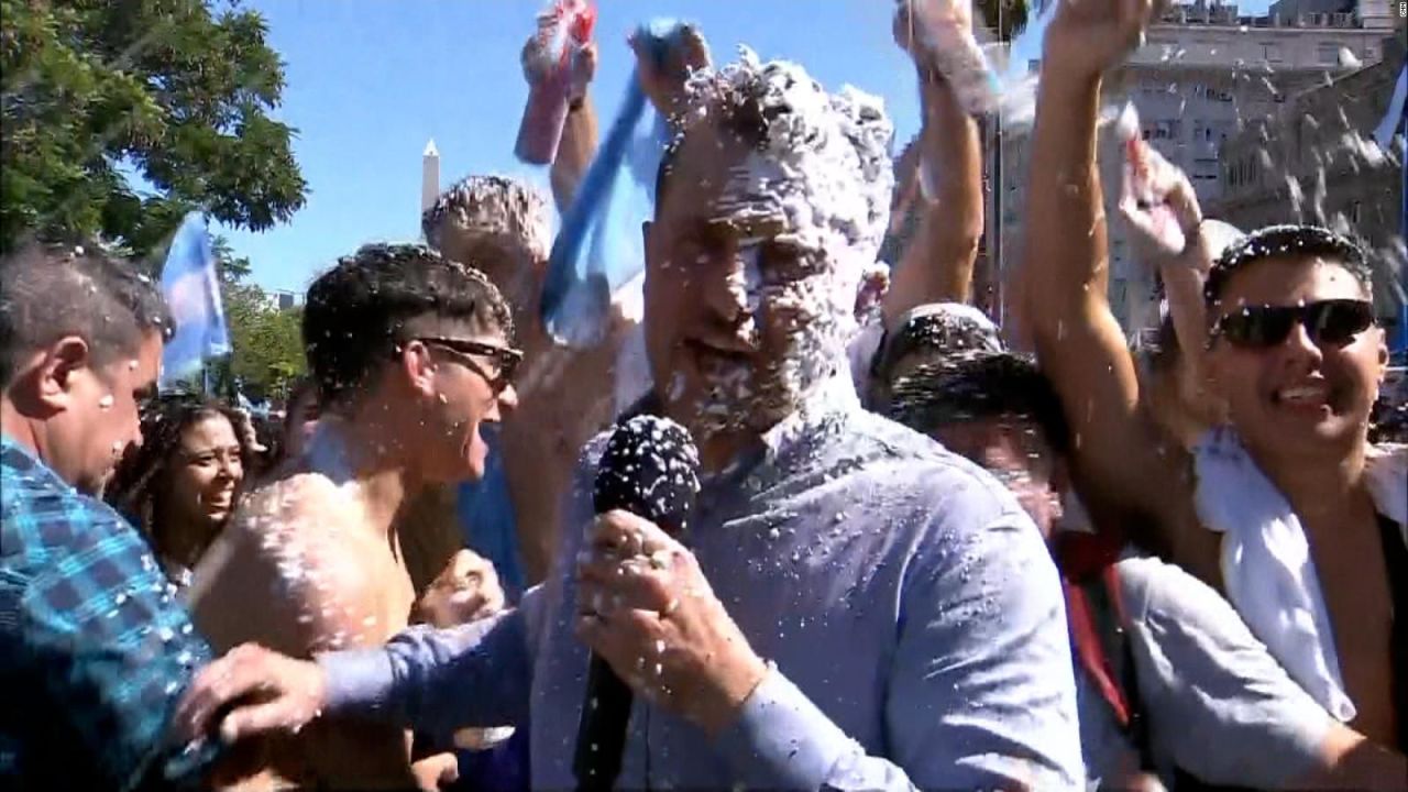 CNNE 1317138 - hinchas en argentina empapan de espuma a reportero de cnn