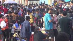 CNNE 1317233 - migrantes en honduras insisten en continuar su camino a ee-uu-