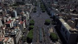 CNNE 1317246 - la scaloneta regreso a argentina y las calles se inundaron de gente