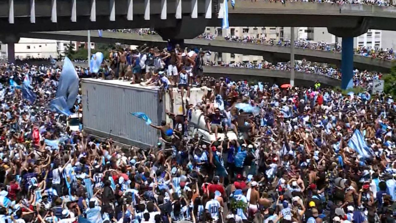 CNNE 1317248 - fanaticos argentinos celebran sobre un camion en movimiento