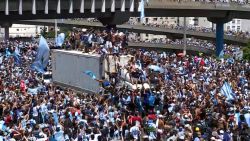 CNNE 1317248 - fanaticos argentinos celebran sobre un camion en movimiento