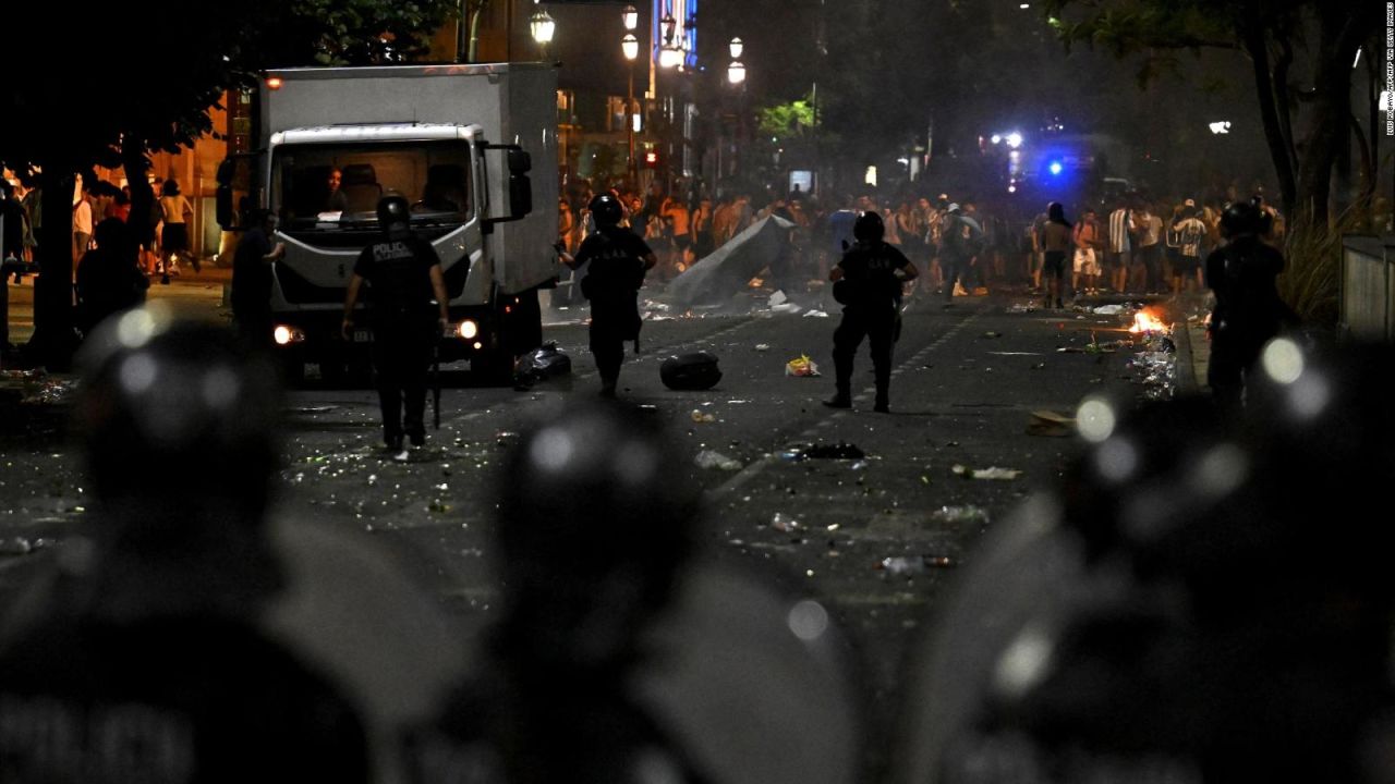 CNNE 1317366 - incidentes en buenos aires tras las celebraciones por la llegada de la scaloneta