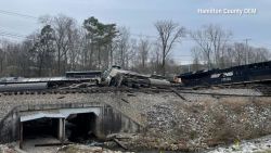 CNNE 1317380 - video de impacto- un tren choca con un camion y se descarrila cerca de chattanooga