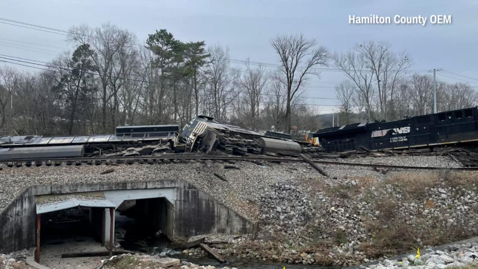 Aparatoso accidente en video: Un tren choca con un camión y se descarrila  cerca de Chattanooga