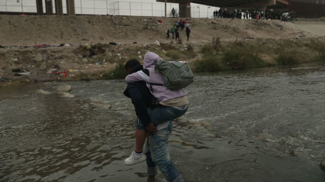 Migrantes siguen intentando cruzar la frontera hacia Estados Unidos.