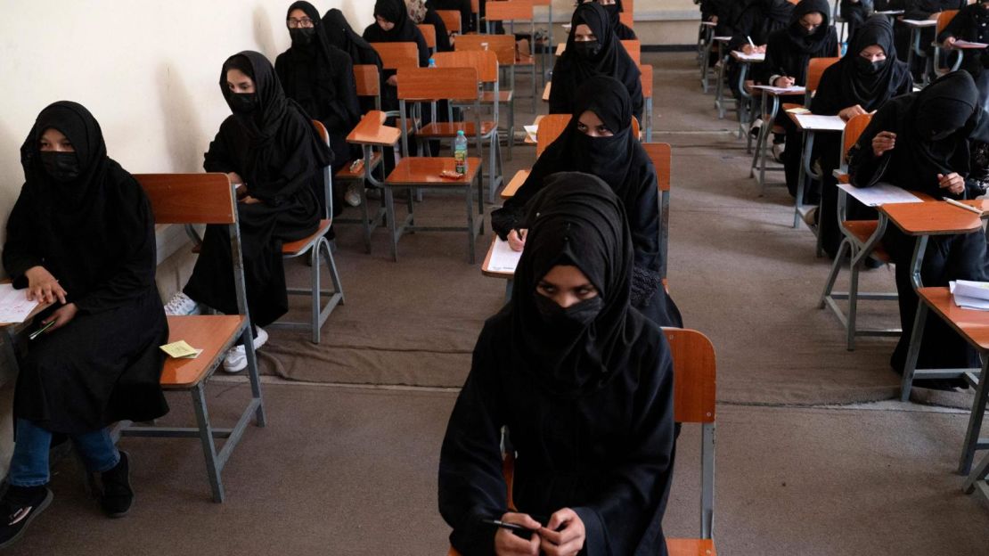 CNNE 1317487 - afganistan- el prohibir el ingreso de mujeres a las universidades genera reacciones