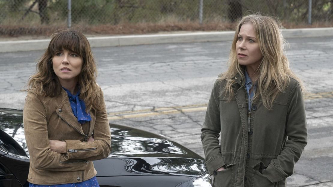 Linda Cardellini y Christina Applegate en "Dead to Me". Crédito: Saeed Adyani / Netflix/DTM_106_Unit_00530.dng/Saeed Adyani / Netflix