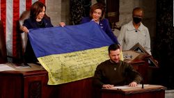 CNNE 1317806 - una bandera firmada por sus tropas, el regalo de zelensky