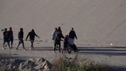 CNNE 1317808 - llevan a mujer en silla de ruedas por el rio grande hasta el paso