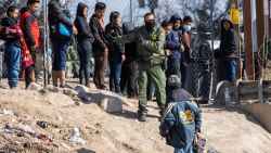 CNNE 1317820 - permiten acceso de algunos migrantes antes de eliminacion del "titulo 42"