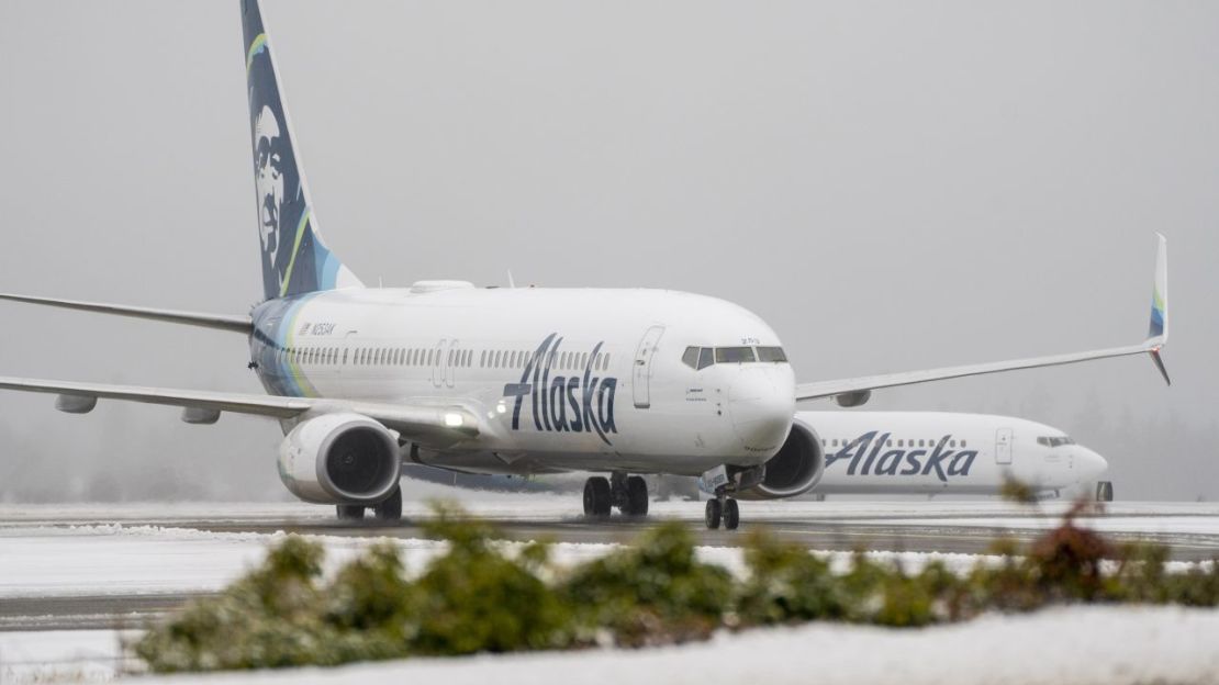 Aviones de Alaska Airlines durante una tormenta de nieve en el Aeropuerto Internacional Seattle-Tacoma (SEA) en Seattle, Washington, EE.UU., el martes 20 de diciembre de 2022.