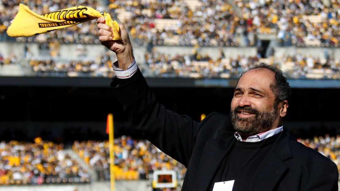 El ex Pittsburgh Steeler Franco Harris gira una toalla terrible antes del inicio del partido de fútbol de la NFL Steelers contra los Cincinnati Bengals en Pittsburgh, Pensilvania, el 23 de diciembre de 2012. Harris estuvo en el juego para conmemorar el 40 aniversario de la "Recepción Inmaculada".