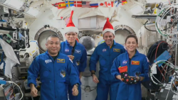 CNNE 1317958 - escucha el mensaje de navidad de los astronautas desde el espacio