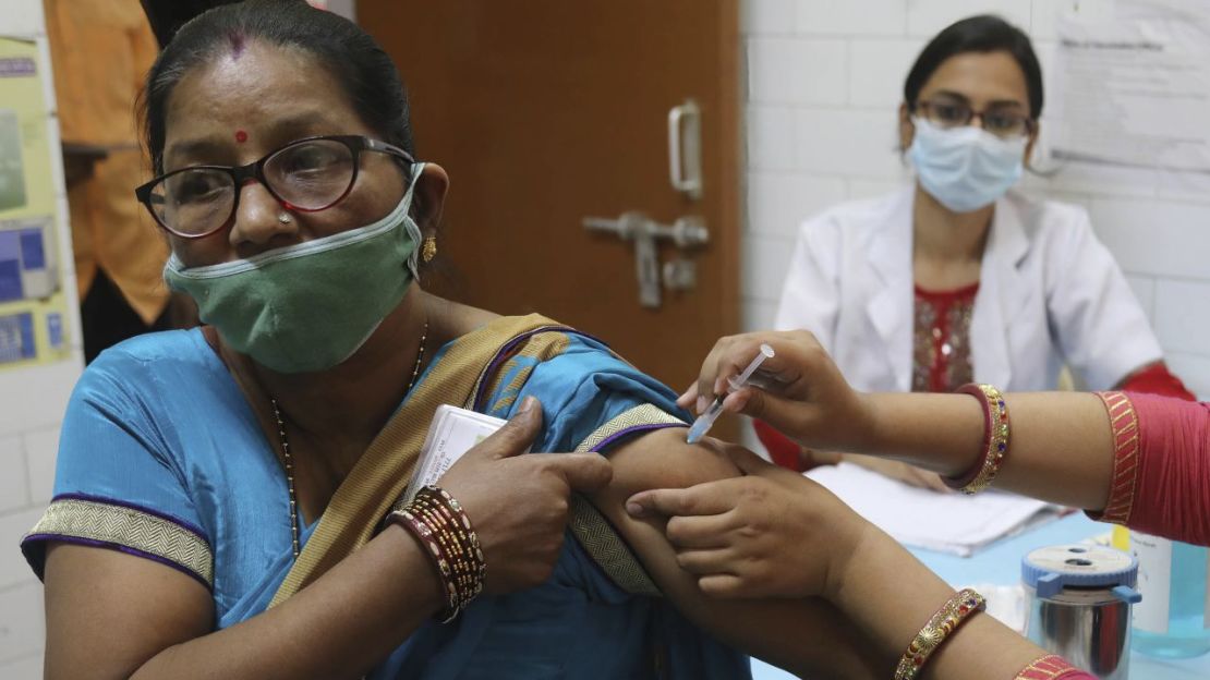 Un trabajador sanitario administra una dosis de refuerzo de la vacuna Covid en Nueva Delhi.Naveen Sharma/SOPA/Sipa/AP