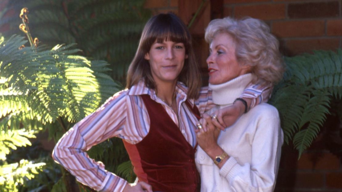 La actriz Jamie Lee Curtis y su madre, la actriz Janet Leigh, posan para una sesión de retratos en 1979 en Los Ángeles. Crédito: Colección Donaldson/Archivos Michael Ochs/Getty Images