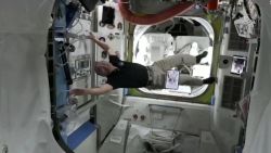 CNNE 1318109 - asi fue la caminata espacial de los astronautas de la eei