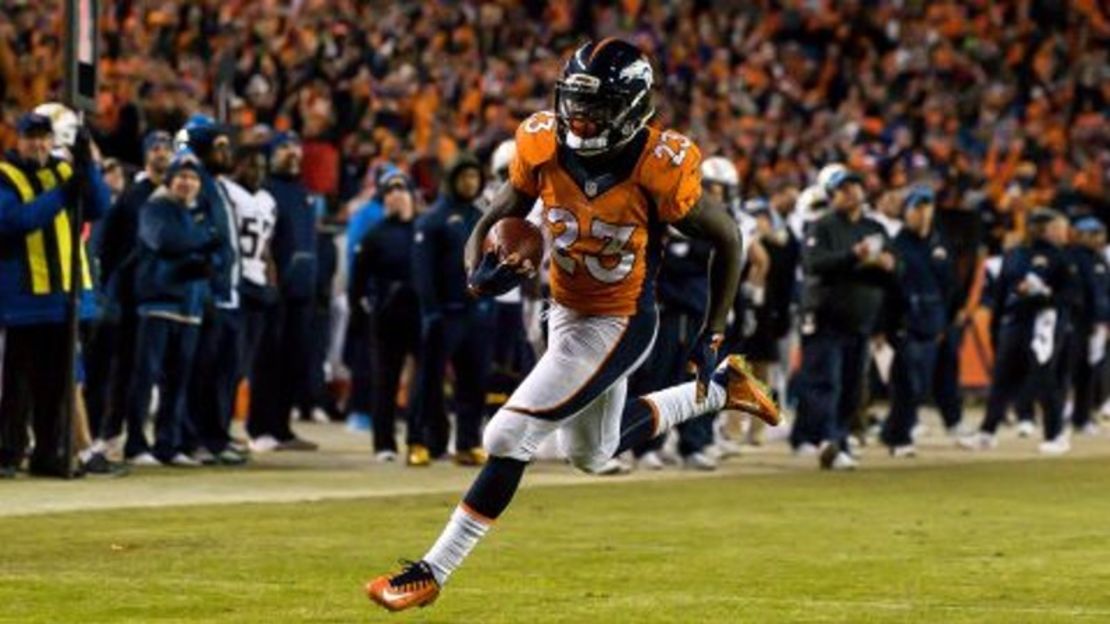 Hillman anota un touchdown para los Broncos contra los San Diego Chargers en Sports Authority Field en Mile High el 3 de enero de 2016 en Denver, Colorado.