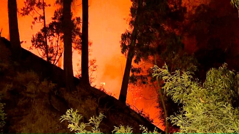 Incendio en valparaíso deja al menos un muerto y alrededor de 500 casas afectadas | cnn