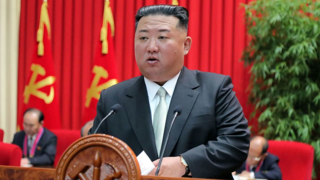 El líder norcoreano, Kim Jong Un, hablando en Pyongyang, Corea del Norte, en una foto sin fecha publicada el 18 de octubre por la Agencia Central de Noticias de Corea del Estado.