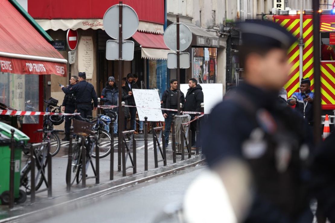 La policía francesa asegura la calle tras varios disparos en la rue d'Enghien, en el distrito 10, en París, el 23 de diciembre de 2022. - Dos personas murieron y cuatro resultaron heridas en un tiroteo en el centro de París el 23 de diciembre de 2022, según informaron la policía y la fiscalía, que añadieron que el autor de los disparos, de unos 60 años, había sido detenido. Los motivos del autor de los disparos siguen sin estar claros, y dos de los cuatro heridos se encuentran en estado grave, según las autoridades francesas.