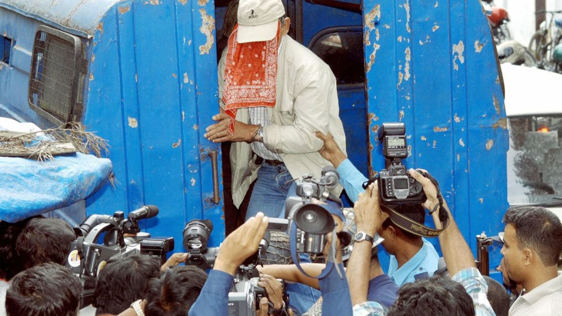 Sobhraj ante el Tribunal de Distrito de Katmandú, el 22 de septiembre de 2003. Crédito: Devendra M Singh/AFP/Getty Images