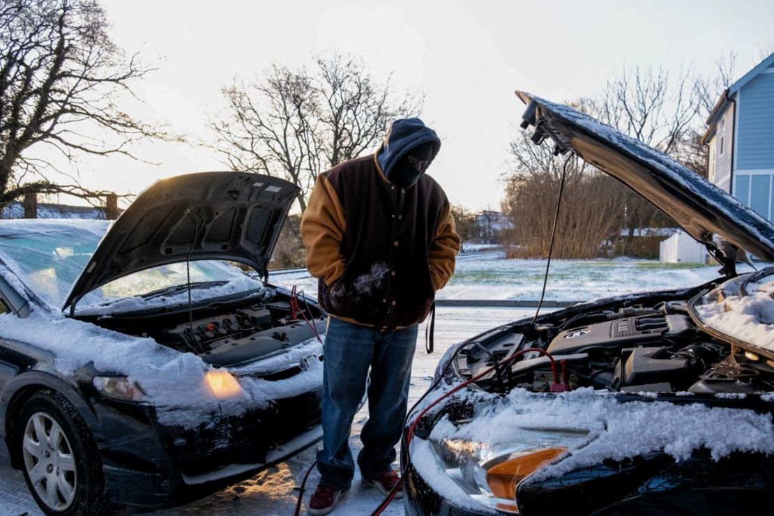 Antonio Smothers sale de su vehículo el 23 de diciembre de 2022 después de que la tormenta de invierno atravesara la región del Medio Tennessee dejando lluvia helada, nieve y temperaturas bajo cero, en Nashville, Tennessee el 23 de diciembre de 2022. -