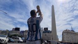 CNNE 1318576 - messi y maradona "juntos" en el obelisco en una recreacion de ensueno