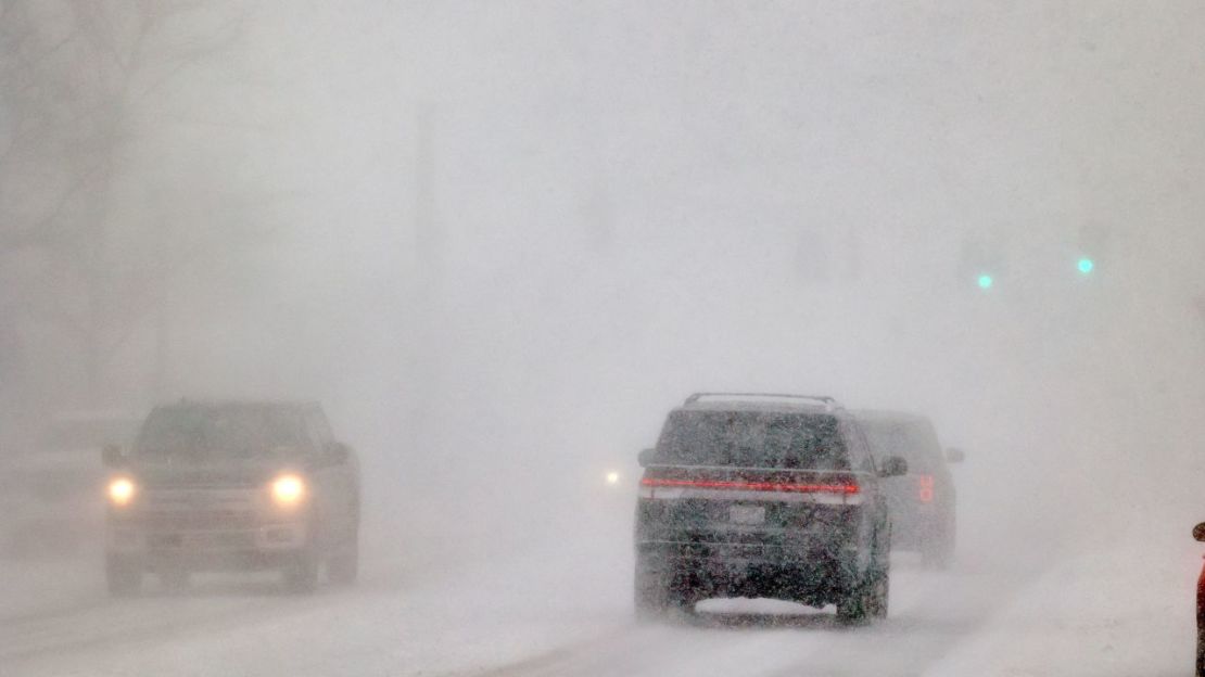 Los automóviles circulan en condiciones difíciles en Orchard Park, Nueva York, el viernes. Crédito: Mark Mulville/The Buffalo News/AP