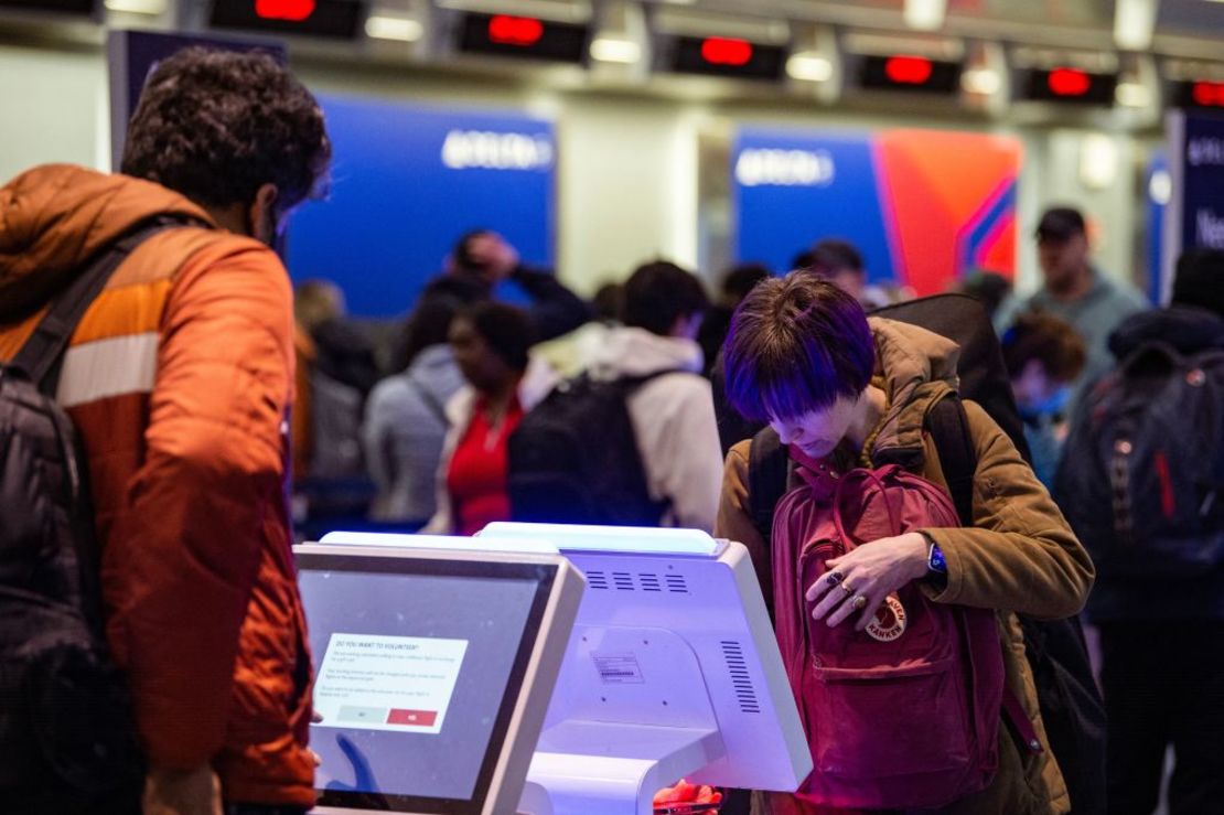 Los viajeros registran sus vuelos en el Aeropuerto Internacional Logan en Boston, Massachusetts, el 23 de diciembre de 2022. Crédito: JOSEPH PREZIOSO/AFP vía Getty Images