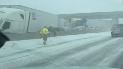 CNNE 1318611 - chocan 50 carros en tormenta invernal en ohio