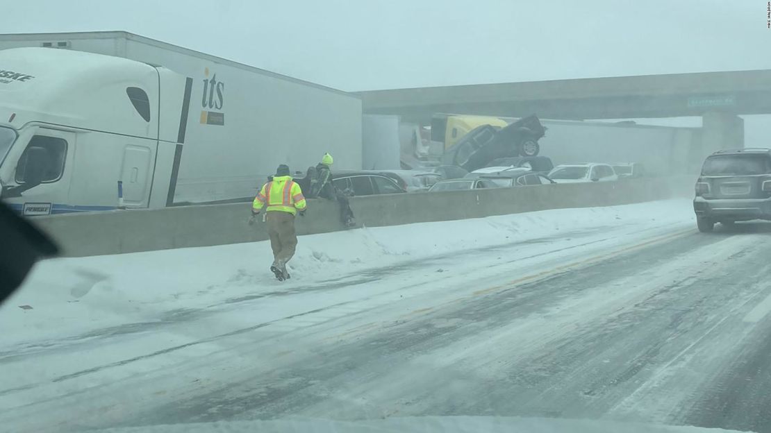 Chocan 50 carros en tormenta invernal en Ohio.