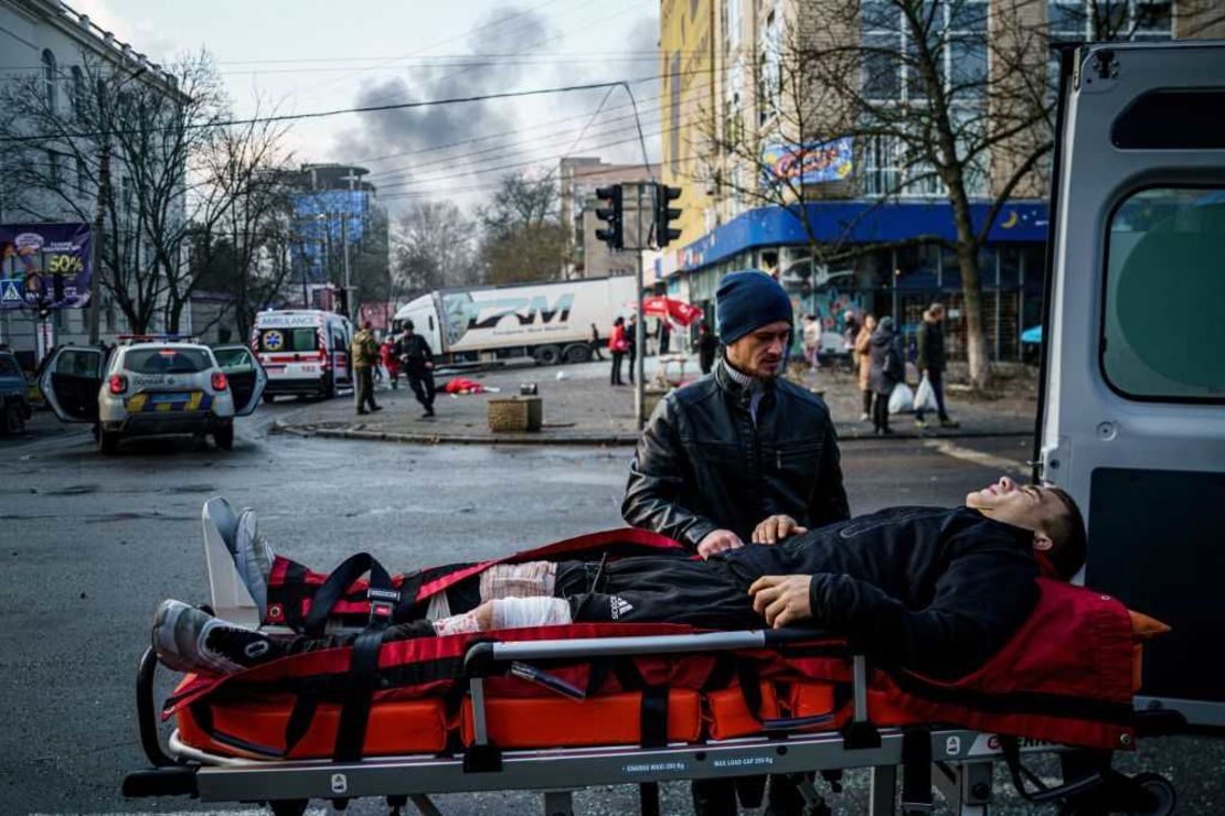 El bombardeo ruso sobre Jersón dejó 7 personas muertas y al menos 58 heridas.
