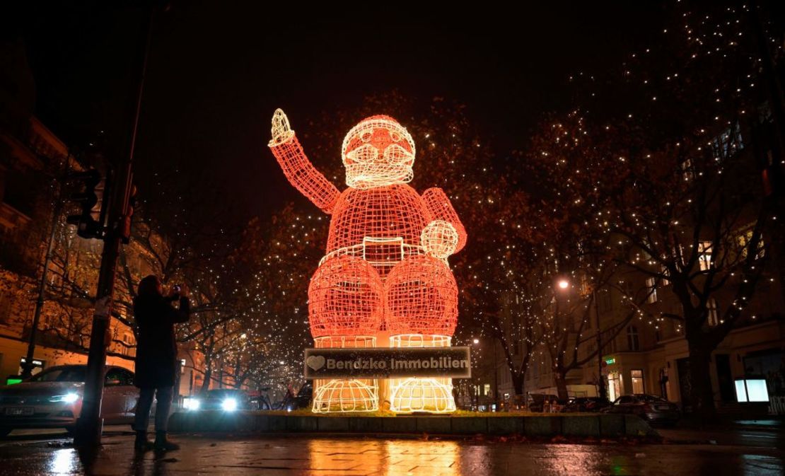 Un santa iluminado en Berlín, el 5 de diciembre de 2022. Crédito: TOBIAS SCHWARZ/AFP via Getty Images