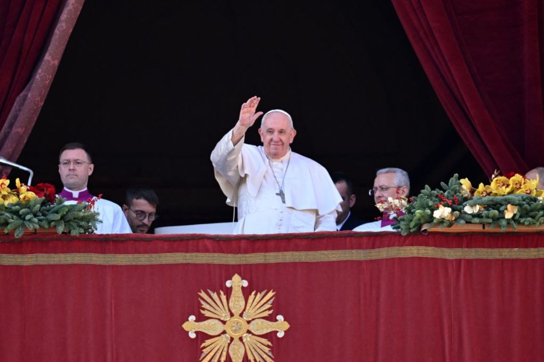 El papa Francisco saluda a la multitud cuando aparece en el balcón para entregar su bendición navideña Urbi et Orbi en la Plaza de San Pedro en el Vaticano el 25 de diciembre de 2022. Crédito: ANDREAS SOLARO/AFP vía Getty Images