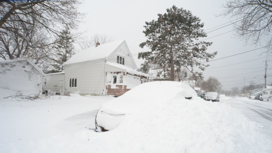 La nieve cubre un vehículo el 24 de diciembre de 2022, en Hamburgo, Nueva York.