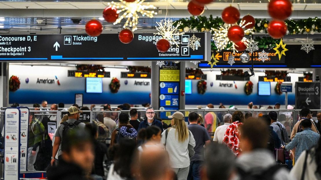 Viajeros en el Aeropuerto Internacional de Miami el 23 de diciembre de 2022.